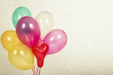 Bir retro vintage filtre efekti ile renkli balonlar. Yaz ve balayı parti, yıldönümü ve tatil arka plan düğün günün kutlu kavramı.