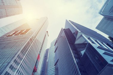 İş Merkezi city modern binasında. Görünüm güneş ışığı ile arayın. Mimarlık, inşaat, yatırım, finans. Arka plan.