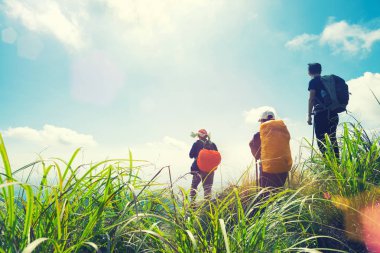 Seyahat kavramı. Dağın tepesinde günbatımında backpacking yolcuları. Özgürlük hayat tatilde. Doğal olarak bir nefes al. Başarı üstünde tepe. Resim için kısa mesaj ekleyin. Tasarım sanat çalışmaları için fon.