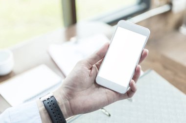 Ofiste Smartphone kullanarak ele. E-postayı denetleme. İş akıllı bağlantı teknolojisi.