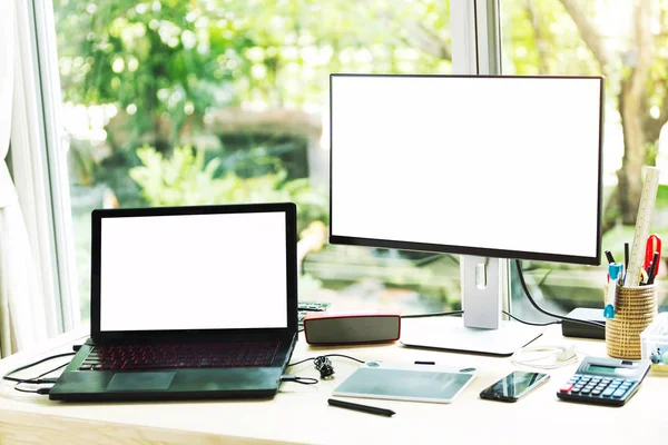 Dator Och Laptop Med Tom Skärm Table Comfortable Arbetsplats Med — Stockfoto