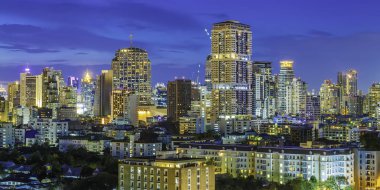 Alacakaranlıkta modern yüksek bina bangkok iş şehir merkezi. Resim için kısa mesaj ekleyin. Tasarım sanat çalışmaları için fon.