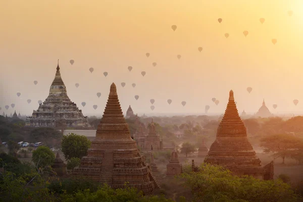 Palloncini Aria Calda Che Sorvolano Antiche Pagode Con Bellissimo Cielo — Foto Stock