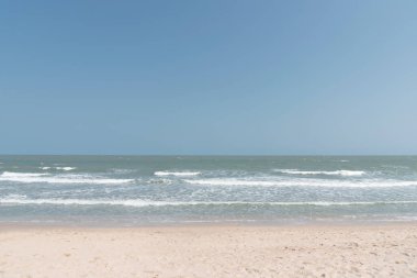 Deniz kum gökyüzü ve yaz günü. Güzel tropikal plaj. Güzel bir plaj ve tropikal deniz. Sahil