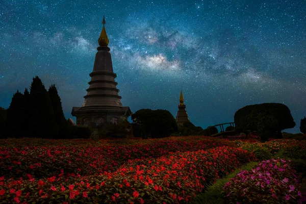 Näkymä Phra Maha Dhatu Nabha Metaneedol Phra Maha Dhatu Nabhapol — kuvapankkivalokuva
