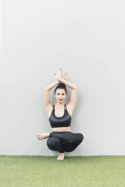 Healthy Yoga Home Beautiful Woman Doing Yoga Pose Meditation — Stock Photo, Image