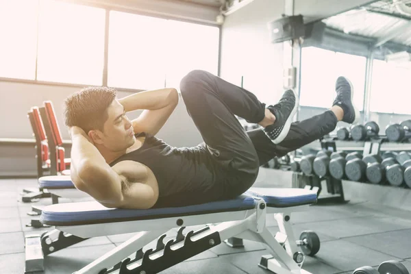 Jonge Man Maken Oefening Sit Ups Kruis Crunches Voor Abs — Stockfoto