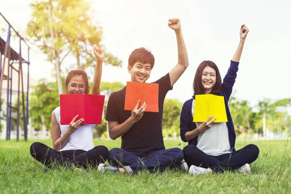 Groupe Étudiants Heureux Assis Sur Herbe Verte Tenant Livre Avec — Photo