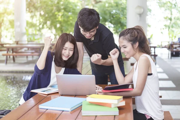 Groupe Jeunes Élèves Heureux Quand Les Devoirs Rapport Terminé École — Photo