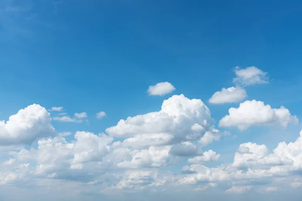 Cielo Azul Nubes Blancas Con Espacio Para Texto — Foto de Stock