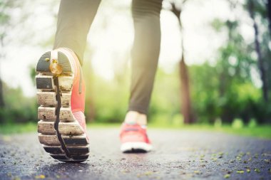 Atlet runner ayak ayakkabı üzerinde yol portre üzerinde çalışan. Jogger fitness Ayakkabı boş alan arka plan ile. Açık havada şehirde koşu runner.