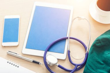 Boş ekran tablet elektronik tanılama ya da sağlık mobil uygulamaları için bir metafor olarak masa üzerinde tıbbi nesnelerle. Tıbbi geçmişi.