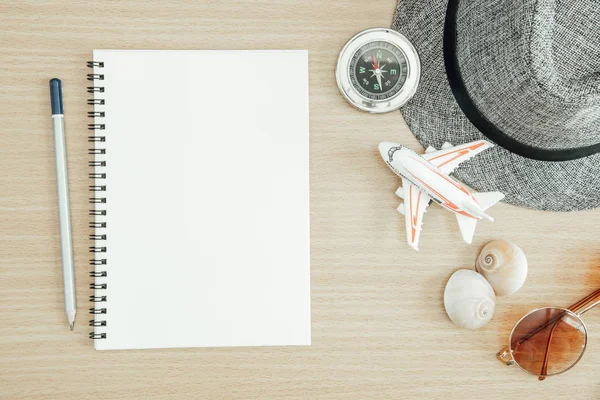 Verão Viagem Férias Fundo Conceito Papel Branco Mesa Com Bússola — Fotografia de Stock