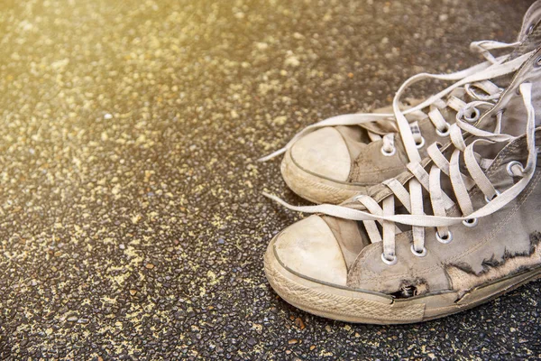 Primo Piano Scarpe Vecchie Sulla Strada Con Luce Del Sole — Foto Stock