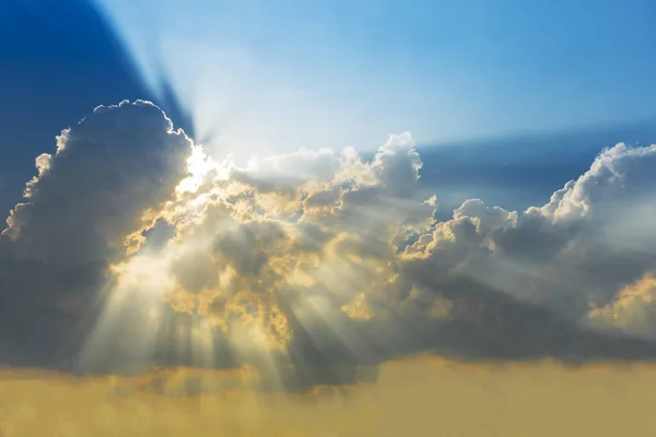 日落的天空与云和太阳的光芒 自然背景 希望或惊人的自然概念 — 图库照片