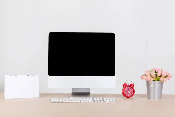 Modern Persondator Med Kopieringsskärmen Tomt Utrymme Skrivbord Med Tangentbord Blomma — Stockfoto