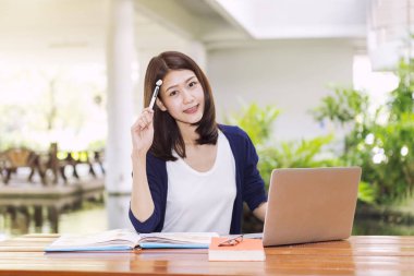 Güzel genç öğrenci ödev ve okul raporda yaparken düşünme. Eğitim kavramı.