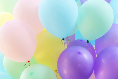Arka plan çok renkli balonlar desen üzerinden. Tatil ve Festivali partisi zemin kavramı.