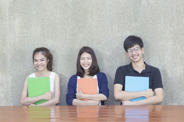 Grupo Jovens Estudantes Segurando Livros Mão Com Sorrisos Conceito Educação — Fotografia de Stock