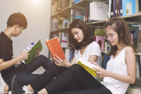 在图书馆的地板上阅读的学生小组 教育理念 — 图库照片