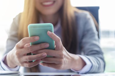 Mutlu ile mobil kullanan insanların closeup. Ağ bağlantısı te