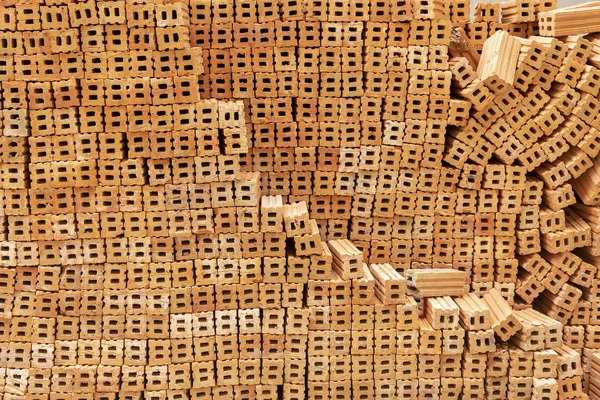 Muster aus gestapelten braunen Ziegeln vor abstraktem Hintergrund. Aufbau — Stockfoto