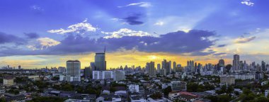 Güzel gökyüzü ve clou ile gün batımında Bangkok şehrin şehir scape