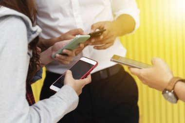Mobil veya akıllı telefonu tutan ellerin kapatılması. Modern bağlantı