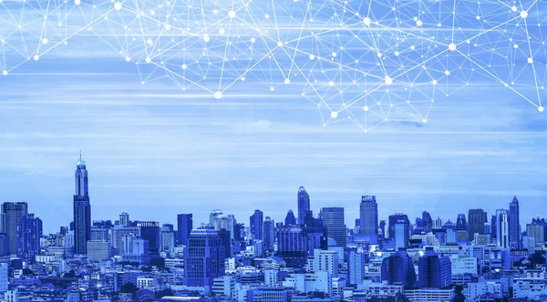Ikony technologii połączenia sieci bezprzewodowej nad miastem. — Zdjęcie stockowe