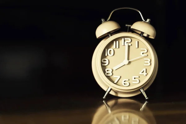 Reloj despertador en mesa con fondo negro y espacio libre para te —  Fotos de Stock