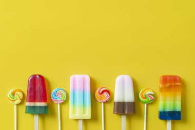 Yaz sezonu konsepti. Renkli dondurmalar ve lolipop lar