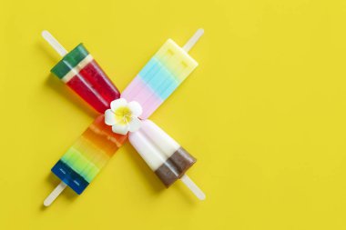 Yaz sezonu konsepti. Sarı arka planda renkli dondurmalar 