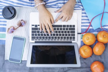 Tabl üzerinde mobil ve aksesuarları ile dizüstü bilgisayar kullanarak el closeup
