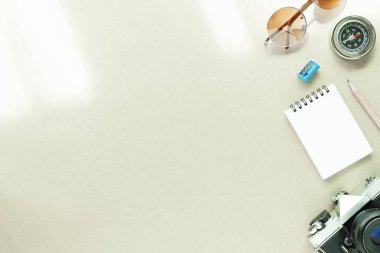 Seyahat arka plan konsepti. Kamera, güneş gözlüğü, not defteri ve compa