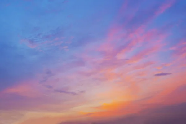 Schöner Himmel bei Sonnenuntergang mit Wolken. Hintergrund Natur. — Stockfoto