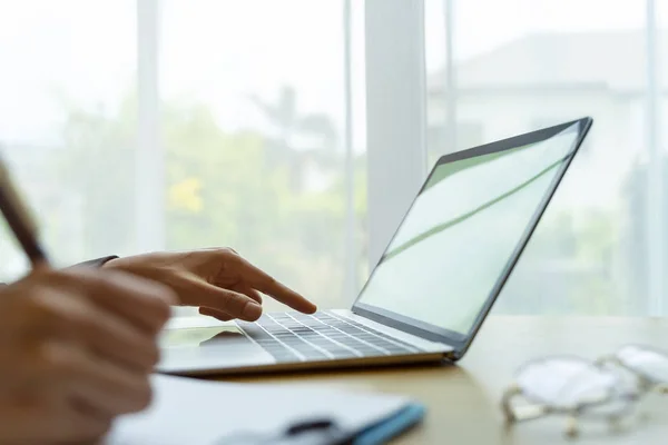 Närbild av händerna på affärsfolk som arbetar med laptop på bordet — Stockfoto