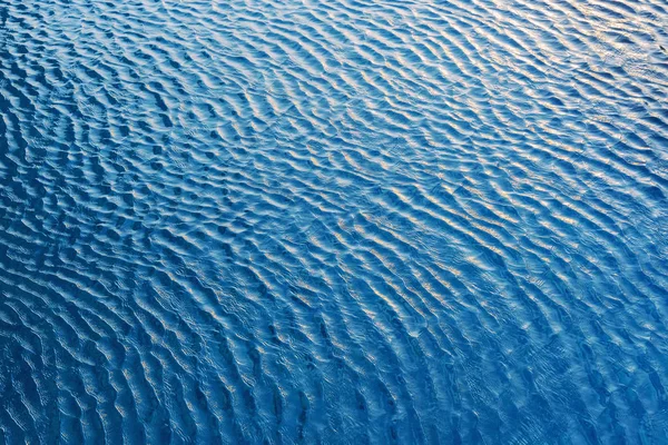 Fond abstrait de vague d'eau dans la piscine avec la lumière du soleil. Trave — Photo