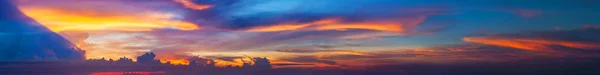 Panorama eines wunderschönen Sonnenuntergangs am Himmel. panoramische Komposition in hoher — Stockfoto