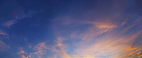 Schöner Himmel bei Sonnenuntergang mit Wolken. Natur-Hintergrund. Ausblick vi — Stockfoto