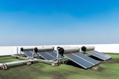 Mavi gökyüzü ile çatı üzerinde güneş pili enerji panelleri. Yeşil enerji