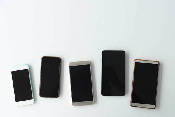 Коллекция мобильных телефонов на столе. Беспроводные устройства
.