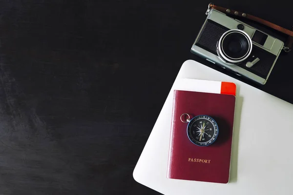 Rese bakgrund koncept. Pass, kompass, kamera och laptop — Stockfoto