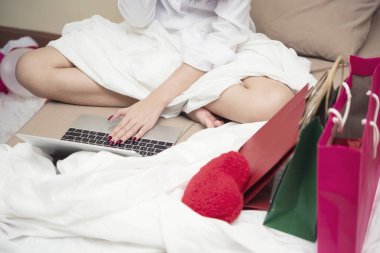 Genç kadının çalışma, alışveriş ve ödeme online zekâ yakın