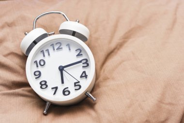 Zaman arka plan kavramı. Çalar saat yatakta, morn uyanmak