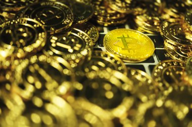 Bitcoin arka planı. Klavyede altın bitcoin. Odak seçimi 