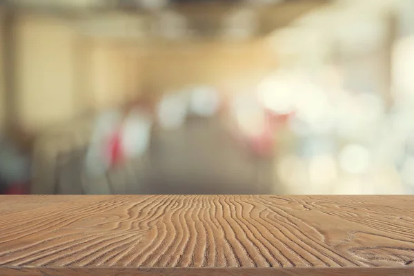Fondo abstracto de la placa de madera vacía con café desenfocado sh — Foto de Stock