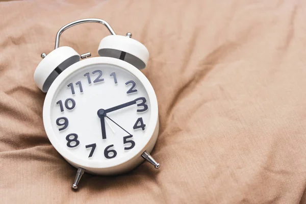 Concepção temporal. Relógio de alarme na cama, acorde pela manhã — Fotografia de Stock