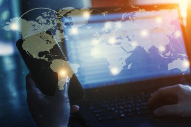 İş adamları mobil ve dizüstü bilgisayar da internet kullanarak el bağlamak