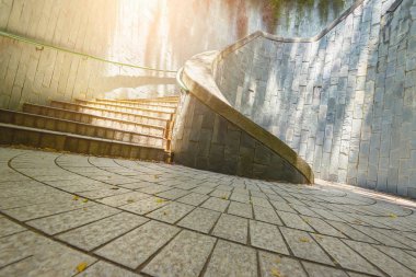 Sunl ile taş ve tuğla ile yapılan merdiven eski mimarisi