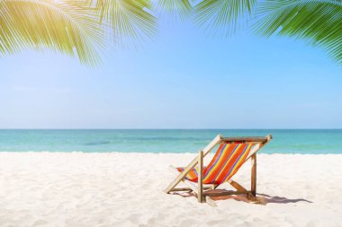S mavi gökyüzü ile Tayland tropikal plajda Plaj sandalyesi
